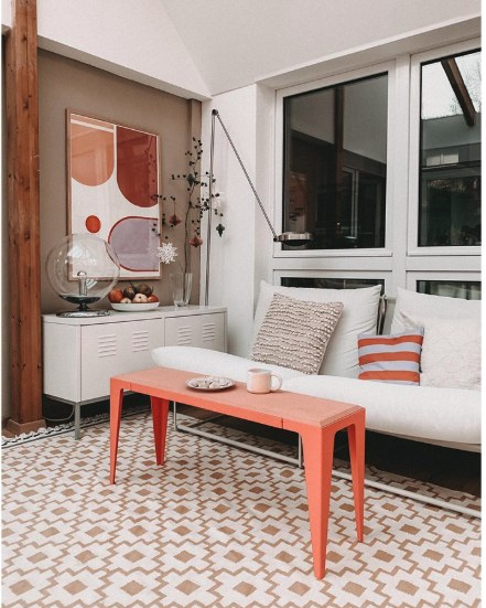 Bank |chamfer|: Als Couchtisch im Wohnzimmer – Foto @juempati