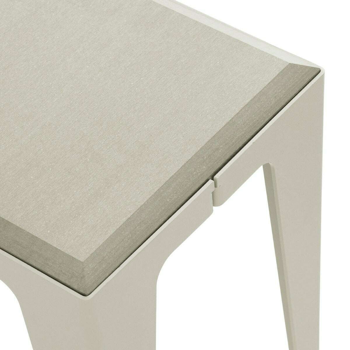 Der Hocker |chamfer| bietet mit seiner sanften und doch selbstbewussten Erscheinung grenzenlose Anwendungen und bringt Nachhaltigkeit und innovatives Design in Dein Zuhause. Er kann gleichzeitig Sitzgelegenheit, Ablage, Beistelltisch oder Trittleiter sein. Schau dich jetzt auf unserer Website um und entdecke kreislauffähige Möbel für den Innen- und Außenbereich!  