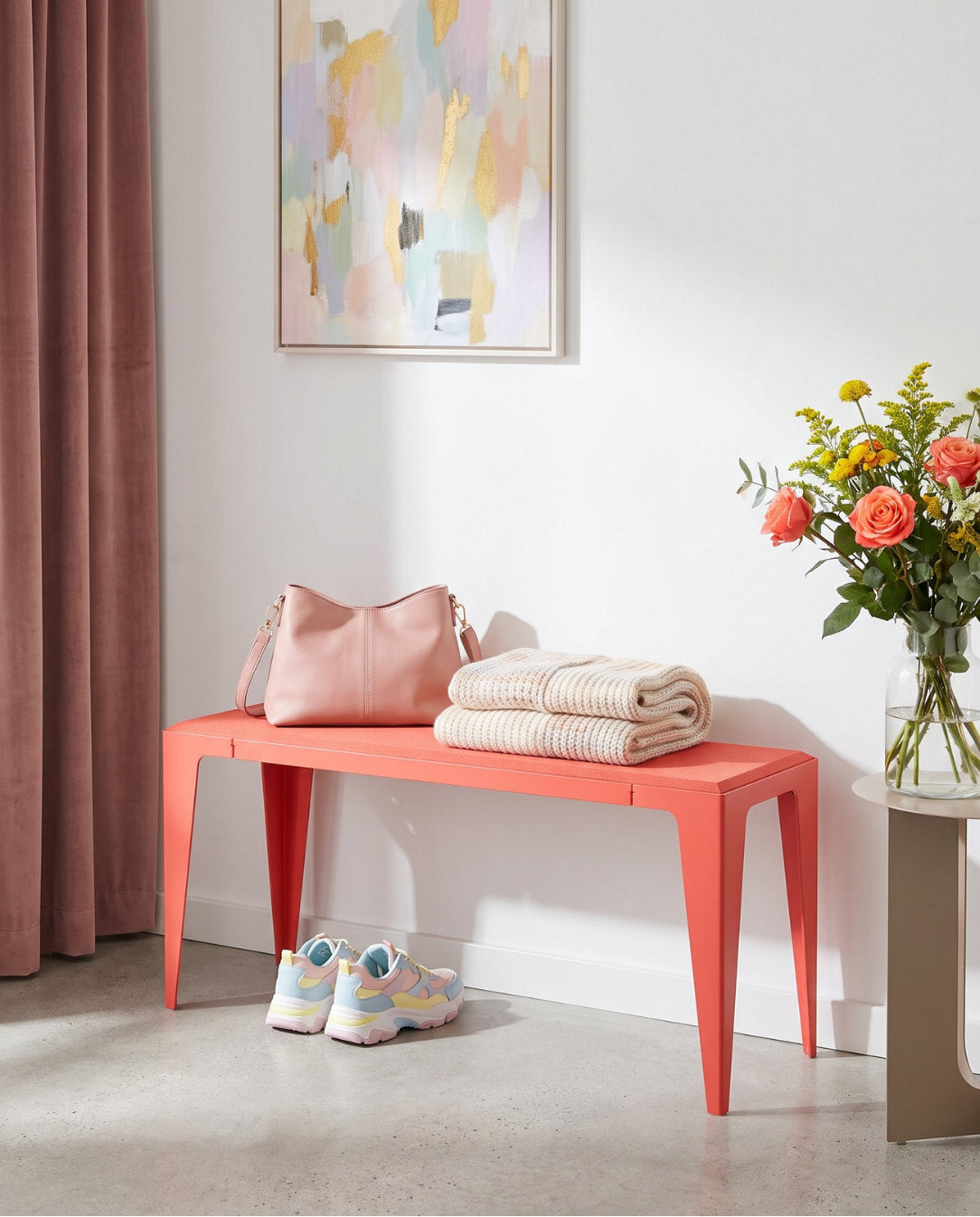 Die rote Bank |chamfer| im Flur, darauf Tasche und Strickdecke, daneben ein Blumenstrauß