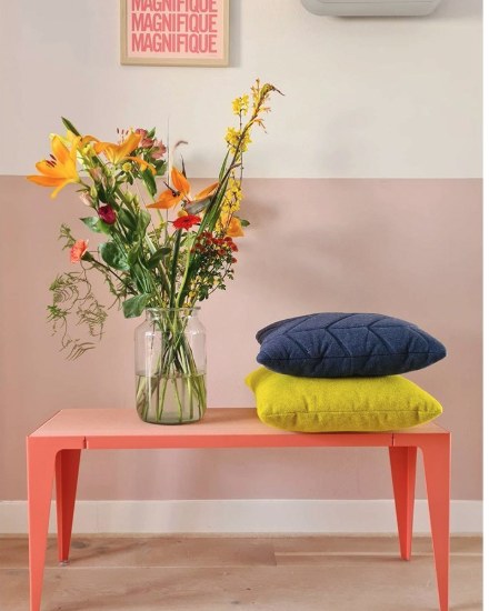 Bank |chamfer|: Als Blumenbank vor der rosa Wand – Foto @elseanna