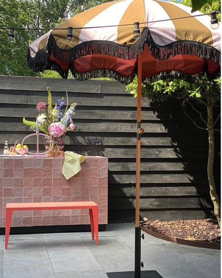 Bank |chamfer|: Im Garten an der Outdoor-Küche – Foto @marloes_stoop_