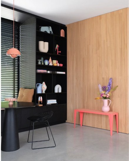 Bank |chamfer|: Neben der Regalwand – Foto @prchtg